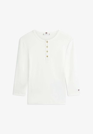 Weißes Langarm-Henley-Shirt mit rundem Ausschnitt, vier goldenen Knöpfen vorne und kleinem Logo auf der linken Ärmelmanschette.