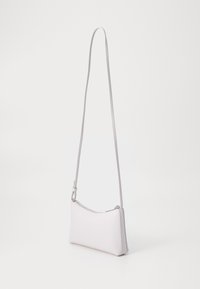 Geantă crossbody roz deschis, realizată din material neted. Prezintă un design subțire, formă curbată, curea ajustabilă și închidere cu fermoar.