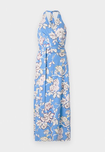 Blaues Blumenkleid mit Wickeldesign, Halterneck, Taillenknoten und einem langen, fließenden Schnitt, verziert mit großen rosa und cremefarbenen Rosen auf einem glatten Stoff.