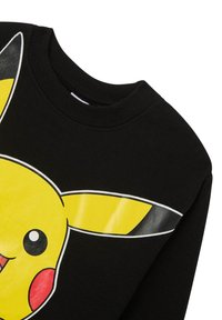 Czarna bluza z dużą, kolorową grafiką twarzy Pikachu, z żółtymi uszami i policzkami oraz okrągłym kształtem wokół wzoru.