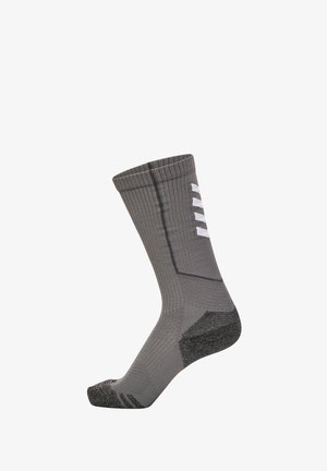 Graue Sportsocke mit gerippter Textur, verstärktem Fersen- und Zehenbereich, schrägen Streifen und einem schwarzen Akzent am unteren Ende.