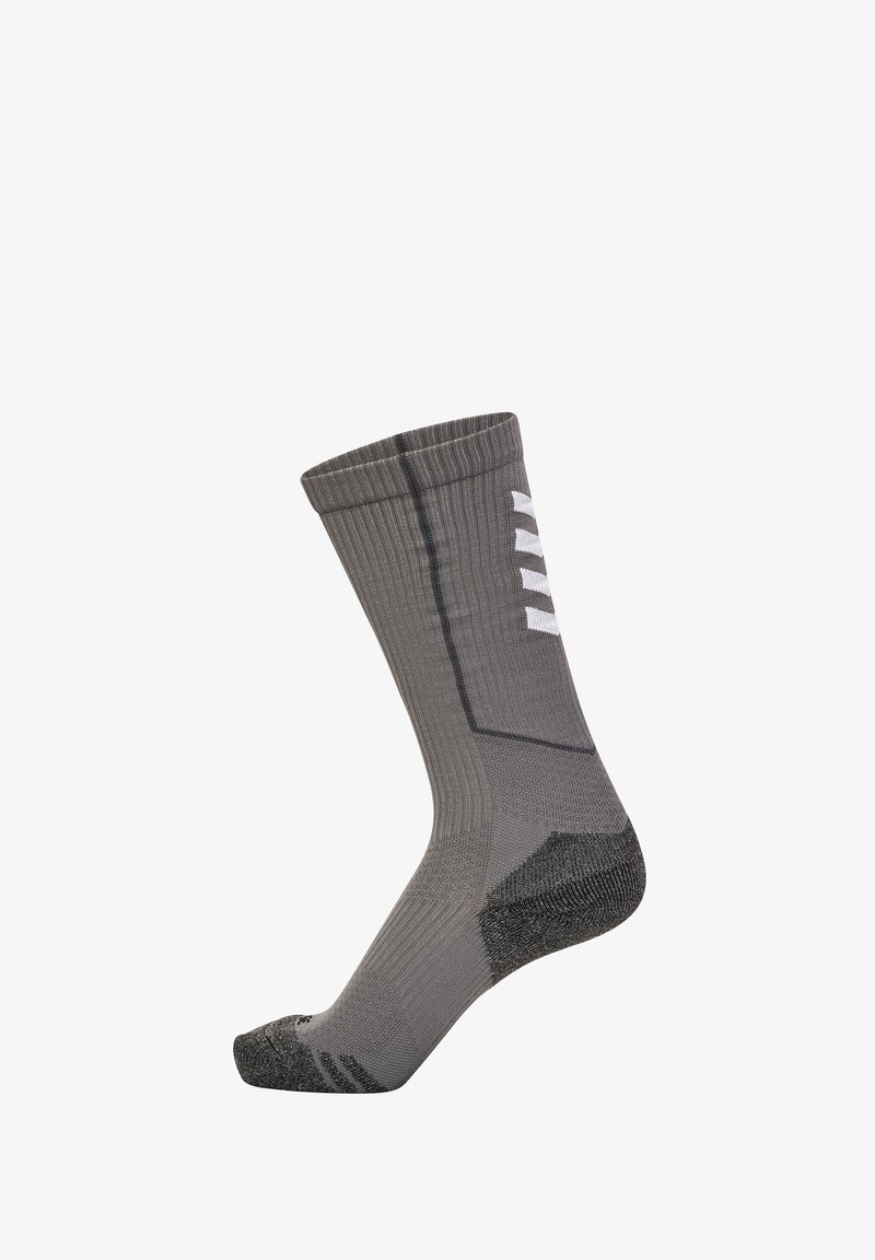 Grå idrottssocka med ribbad struktur, förstärkt häl och tå, snedställda ränder och en svart accent i botten.