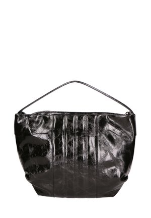 Sac à main en simili cuir noir et brillant, avec une anse incurvée, une texture froncée et des plis verticaux, affichant une finition lisse et réfléchissante.