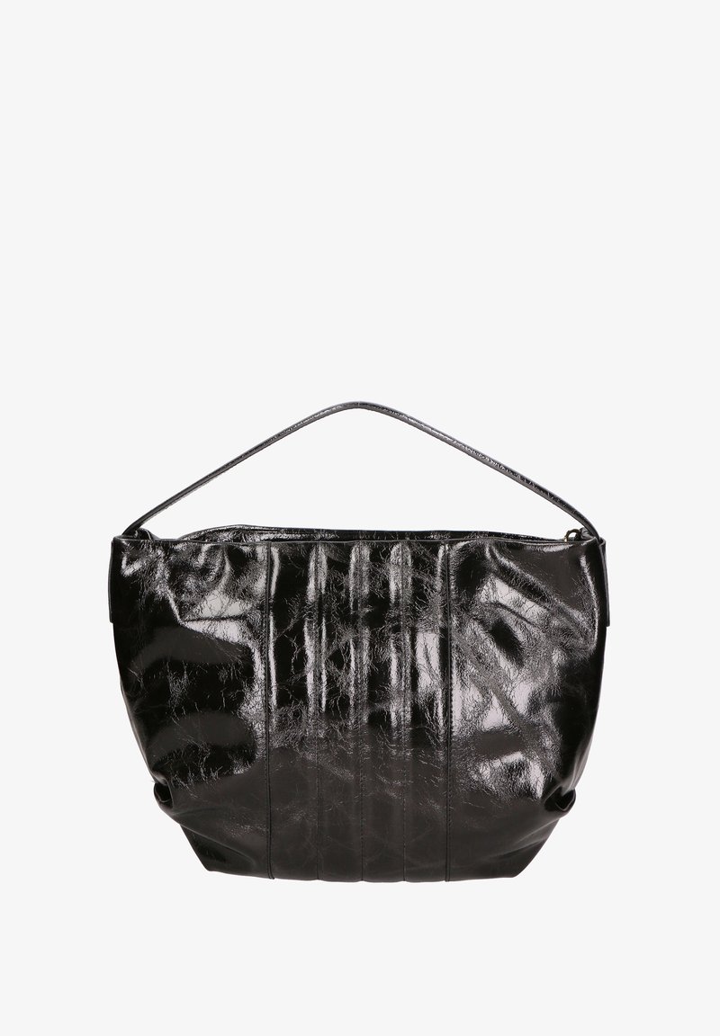 Sac à main en simili cuir noir et brillant, avec une anse incurvée, une texture froncée et des plis verticaux, affichant une finition lisse et réfléchissante.