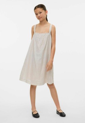 Robe à rayures légères avec un col froncé, des bretelles fines et une coupe ample en tissu doux et léger. Associée à des ballerines noires.