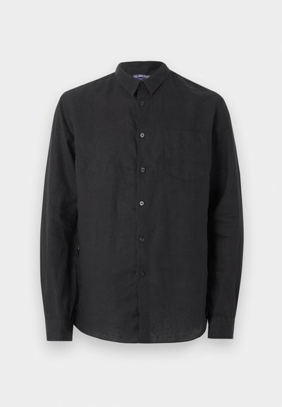 Μαύρο πουκάμισο με μακριά μανίκια και κουμπιά, με τσέπη στο στήθος, κλασικό γιακά και καμπυλωτό τελείωμα, σε απλό φωτεινό φόντο.