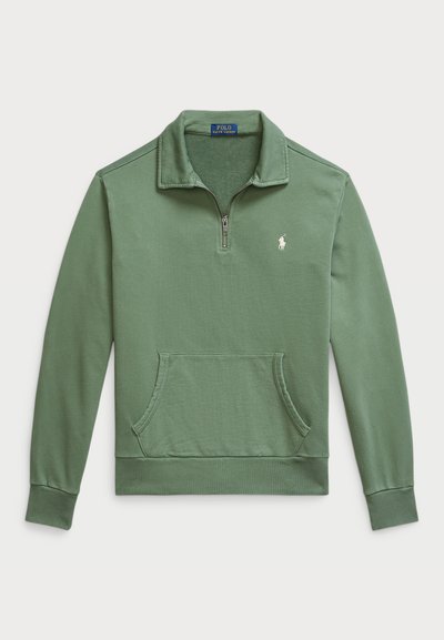 Pullover verde com fecho de ¼, com colarinho texturizado, bolso canguru e punhos canelados. Apresenta um pequeno logo branco no peito.