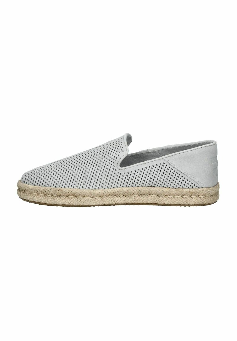 Šedá perforovaná slip-on obuv s jutu podešví a hladkými koženými akcenty. Má zaoblenou špičku a elastickou stranu pro snadné obouvání.