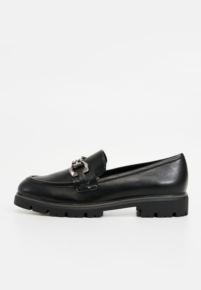 Schwarzer Lederloafer mit runder Zehenform, ausgestattet mit einer dekorativen Schnalle in Silberoptik und einer robusten Sohle für besseren Halt. Glatte Textur mit minimaler Detailgestaltung.