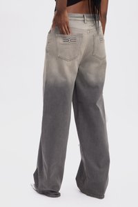 Hlače širokih nogavica od izblijedjelog sivo-denim materijala s tamnim ombre efektom, featuring dva stražnja džepa i utisnutim logotipom branda.