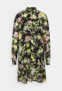 Sort blomsterkjole med lange ærmer, høj krave, knaplukning foran og en svajende nederdel med forskelligfarvede blomstermønstre.