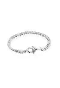 Pulsera de cadena de plata con eslabones entrelazados y un cierre de palanca. El metal pulido tiene una textura suave y reflectante.