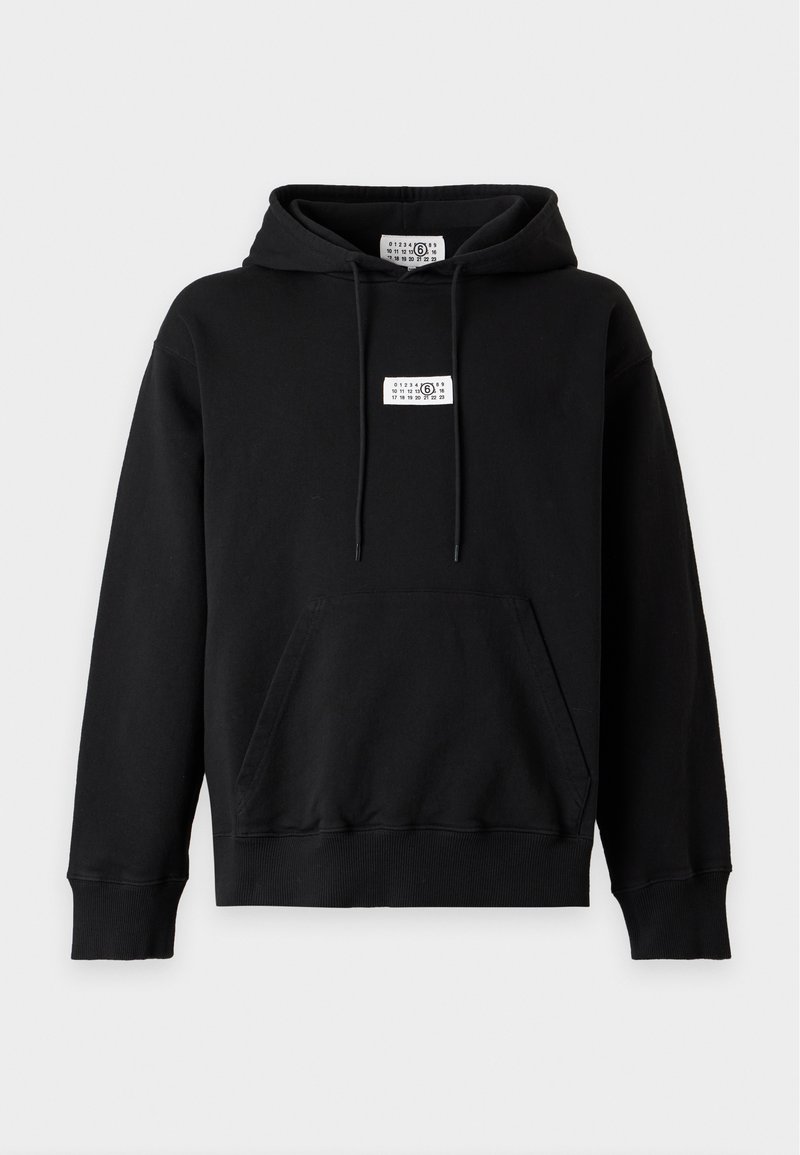 Sweat à capuche noir avec poche kangourou sur le devant, cordon de serrage à la capuche et étiquette rectangulaire blanche avec des chiffres centrés sur la poitrine et à l'intérieur du col.