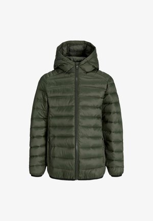 Roheline põuetaskutega jakk kapuutsiga, must kleidi all, khaki püksid ja must-valged tossud. Omab tikkimisdisaini ja taskuid.