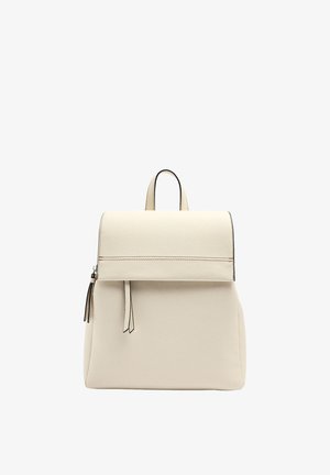 Kremowy, ustrukturyzowany plecak z klapą na górze, zamkiem błyskawicznym po boku oraz małą rączką na górze.