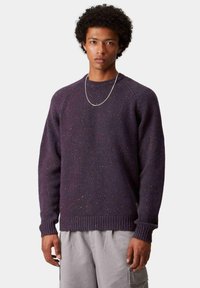 Maglione a maglia di colore viola, con texture, orlo e polsini a coste, caratterizzato da una vestibilità comoda e sottili puntini multicolori sparsi.