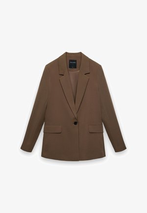 Blazer marron à un bouton avec revers crantés et poches à rabat, posé à plat sur un fond blanc.