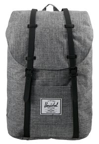 Sac à dos en tissu texturé gris avec des sangles à boucle noires et une étiquette rectangulaire avec le logo Herschel à l’avant.