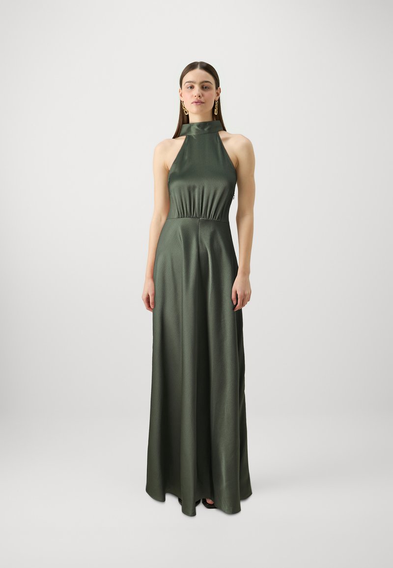 Lång, mörkgrön satin klänning med halterneck, figursydd bodice och flödande kjol, med en rynkad midja och slät textur.