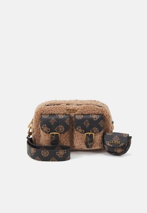 Bolso bandolera rectangular beige de sherpa con dos bolsillos delanteros negros con estampado, correa desmontable a juego y pequeño monedero con el logo dorado de GUESS.
