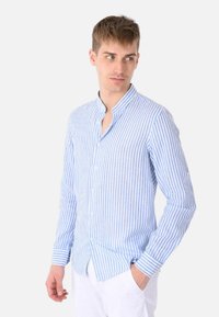 Camicia a maniche lunghe a righe blu chiaro e bianche con colletto a banda, dotata di bottoni sul davanti e orlo dritto.