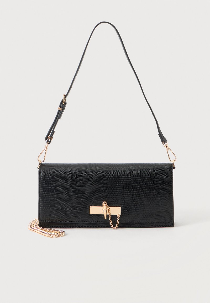 Sac à main rectangulaire noir avec motif texturé, fermoir doré et détail chaîne, et une fine bandoulière réglable.