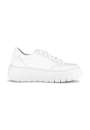 Baskets basses blanches à semelle épaisse, design à lacets et détails cousus, vues de profil sur un fond blanc.