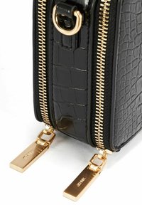 Czarna torebka z ekoskóry z teksturą krokodyla, z złotymi akcentami, podwójnymi zamkami błyskawicznymi i uporządkowanym fasonem.