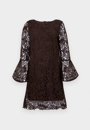 Abito in pizzo marrone con maniche a campana lunghe, caratterizzato da motivi floreali e scollatura rotonda. Chiusura con zip sul retro, stile al ginocchio.