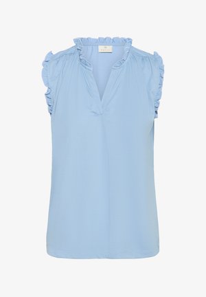 Jasnoniebieska bluzka bez rękawów z falbanskami przy ramionach i dekoltem w kształcie litery V, wykonana z gładkiego materiału o luźnym kroju.