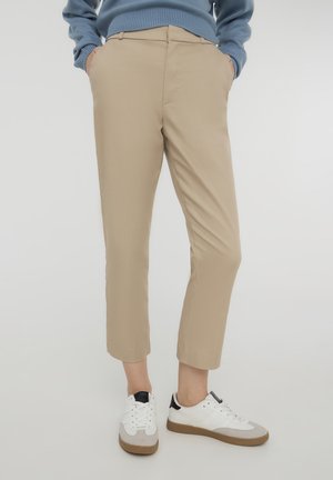 - Spodnie materiałowe