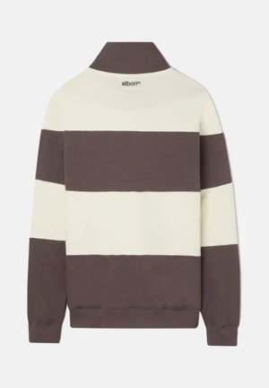 Pullover a righe marrone e crema con colletto, caratterizzato da un bordo inferiore marrone scuro. Tessuto morbido, branding minimale sul colletto.