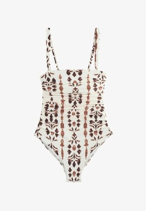 Jednodijelni kupaći kostim s uzorkom tie-dye u smeđoj i crnoj boji, s nabranim prednjim dijelom i podesivim naramenicama, na bijeloj pozadini.