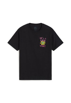 Maglietta nera a maniche corte con un piccolo disegno sul petto anteriore sinistro con testo rosa "De La Soul Vans" e un fiore giallo con al centro il simbolo della pace.