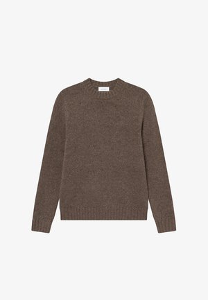 Ruskea neulottu villapaita, jossa on pyöreä kaula-aukko, pitkät hihat, ribbireuna ja hienovarainen rakenne, jossa on vaaleamman värin laikkuja.