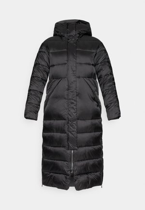 Ilga juoda paminkštinta žiemos striukė su kapišonu, priekiniais užtrauktukais, šoninėmis kišenėmis ir horizontaliu siuvinėjimu, skirta visiškam aprėpimui ir šilumai.