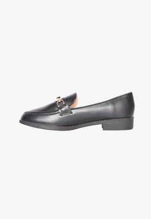 Mocassino in pelle nera con tacco basso, dotato di una fibbia decorativa sul davanti e una finitura liscia.