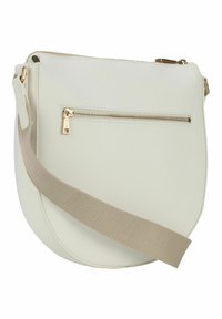 Borsa a tracolla in finta pelle color crema con forma arrotondata, zip dorata e tracolla piatta beige. Include una tasca esterna con zip.