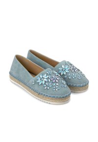 Lichtblauwe suède espadrilles met decoratieve gemmene bloemversieringen en gevlochten jute tussenzolen, afgewerkt met witte stiksels.