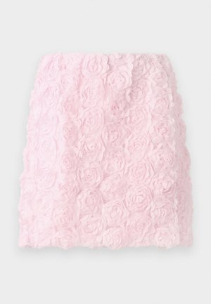 Rosa mini skjørt med et teksturert design som har lagdelte stoffblomster. Overflaten er myk og detaljert, og gir en tredimensjonal blomster-effekt.