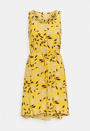 Robe jaune sans manches cintrée à la taille, ornée de grappes florales blanches et de branches feuillues marron foncé.