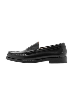 Zwarte leren penny loafer met gestikte moc-toe, lage hak en glad gepolijste afwerking, zijaanzicht tegen een witte achtergrond.