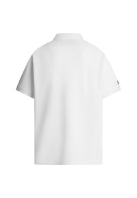 Άσπρο κοντομάνικο πόλο πουκάμισο εμφανίζεται από πίσω με κλασικό γιακά και μικρό λογότυπο στο δεξί μανίκι.