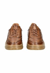 Sneaker in pelle marrone con una finitura liscia, punta arrotondata e suola in gomma color beige a contrasto. Presenta cuciture decorative e lacci.