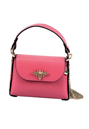 Roze leren handtas met een gouden bij-embleem, een flapsluiting en een afneembare kettingband. Bevat een contrasterende donkere rand en charm accent.