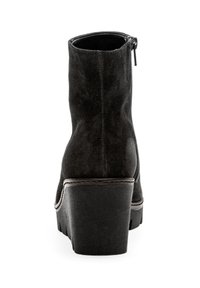 Stivale alla caviglia in suede nero con punta arrotondata, cerniera laterale e tacco a piattaforma spesso. Presenta una superficie texture e cuciture a contrasto.