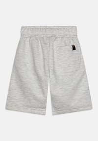 Bermudas de algodón grises con un corte relajado, cinturilla elástica y un bolsillo trasero con una pequeña etiqueta de logo. Textura suave, hasta la rodilla.