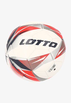 Valkoinen jalkapallo, jossa on punaisia, harmaita ja mustia geometrisiä kuvioita, ja joka on tekstuuripintainen. "LOTTO"-logo näkyvästi esillä.