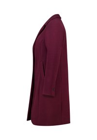 Manteau en laine bordeaux avec une silhouette structurée, col cranté, manches longues et poches latérales. Texture lisse avec un minimum de détails.