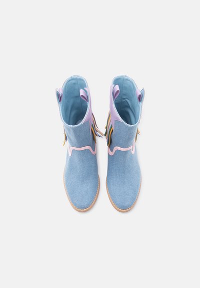 Μπλε τζιν μποτάκια αστραγάλου με ανοιχτό ροζ λεπτομέρειες, αντίθετη απαλό γαλάζιο επένδυση εσωτερικά και πολύχρωμες υφασμάτινες φούντες στα πλάγια.